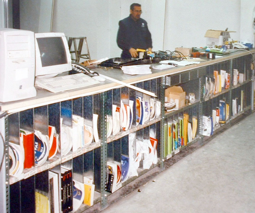 mesa sobre estanterias metalicas